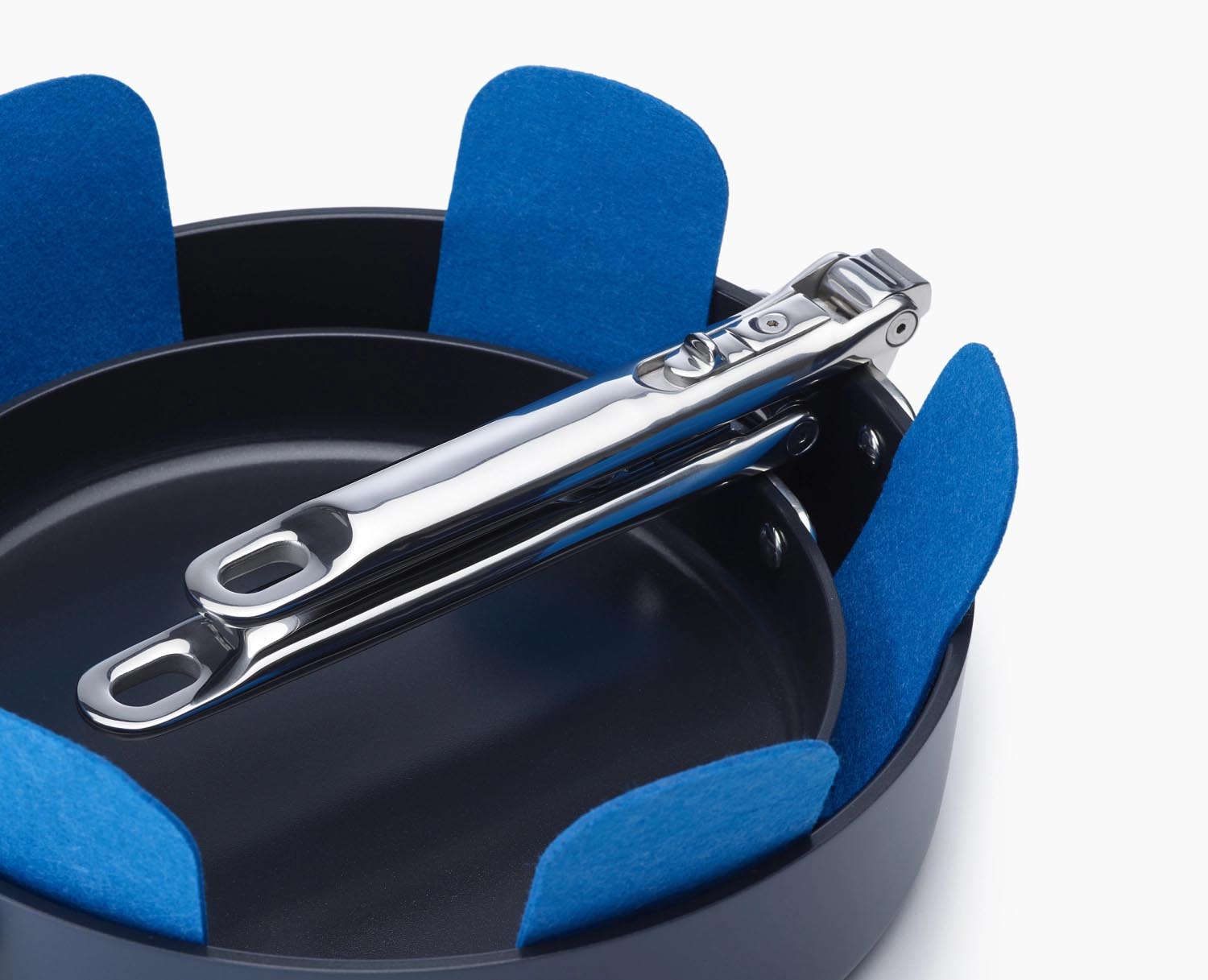 Praktisches 3er-Set Pfannenschoner von Joseph Joseph, schützt Ihre Pfannen vor Kratzern und spart Platz in der Küche.