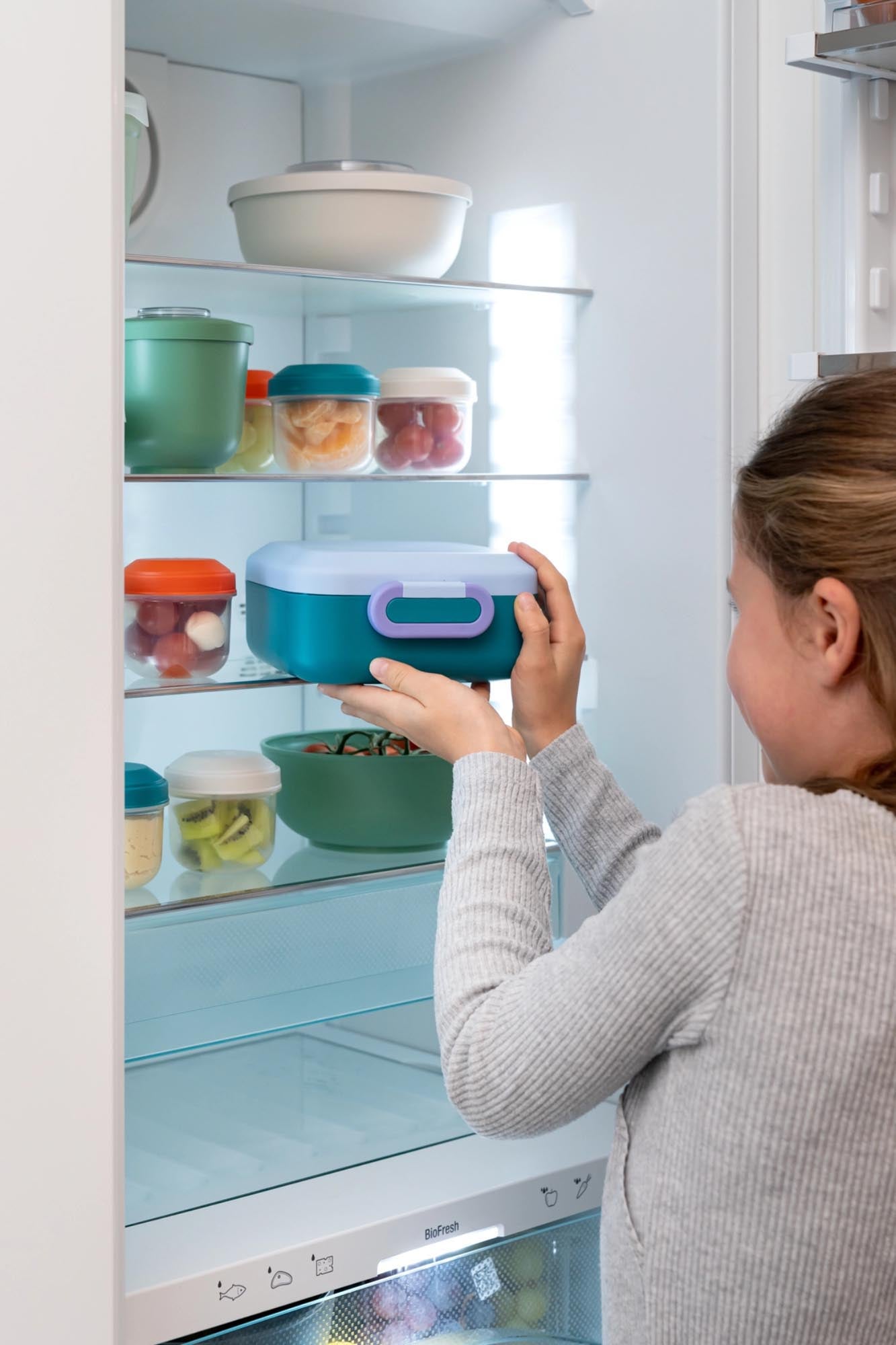 Die Rikko Lunchbox PP Lagoon Sky von Amuse ist eine stilvolle, praktische und nachhaltige Lösung für Mahlzeiten unterwegs.
