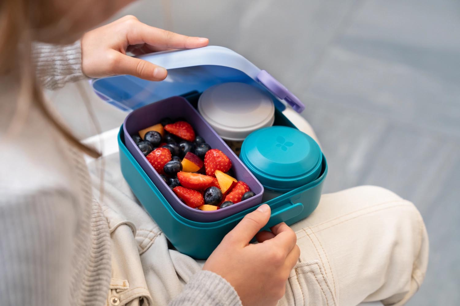 Die Rikko Lunchbox PP Lagoon Sky von Amuse ist ideal für unterwegs, stilvoll, praktisch und umweltfreundlich für Ihre Mahlzeiten.