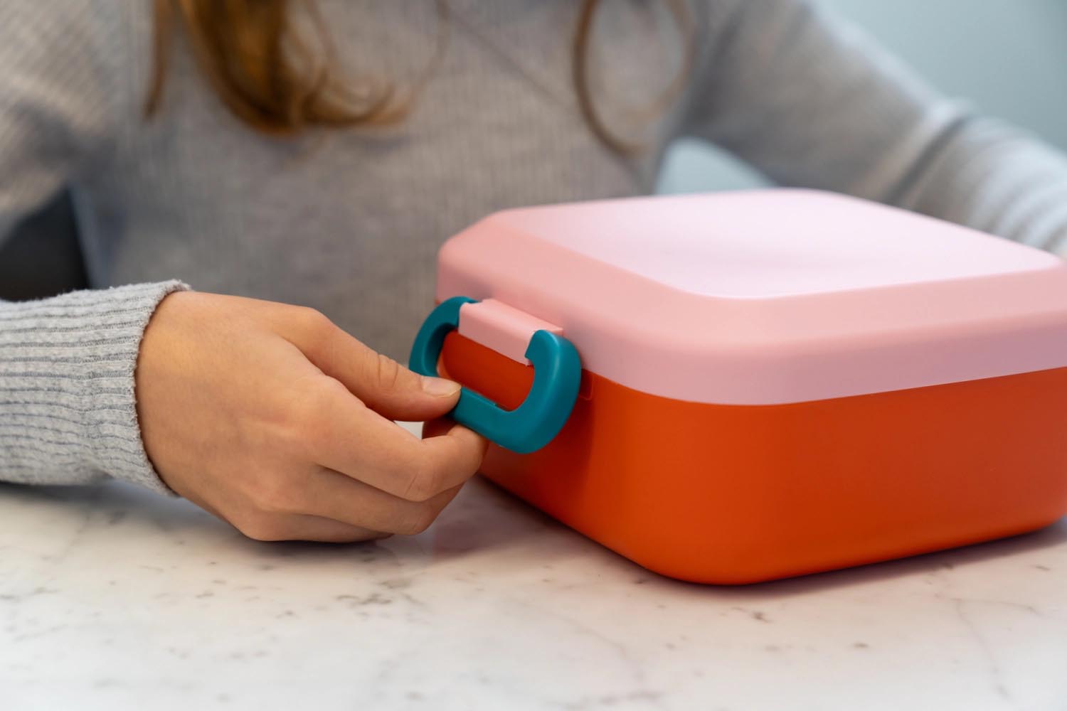 Die Amuse Rikko Lunchbox in poppy flamingo kombiniert Stil und Funktionalität für den sicheren Transport Ihrer Mahlzeiten.