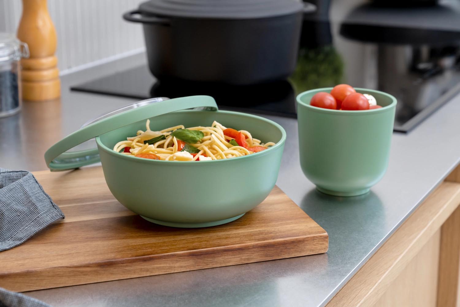 Die Amuse Tylla Bowl 500ml in Salbeigrün ist eine langlebige, wiederverwendbare Schale aus hochwertigem Polypropylen.