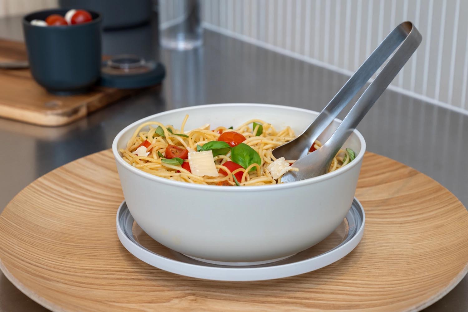 Die Tylla Bowl 2000ml von Amuse ist eine nachhaltige, haferfarbene Schüssel aus PP, perfekt für vielseitige Einsätze.