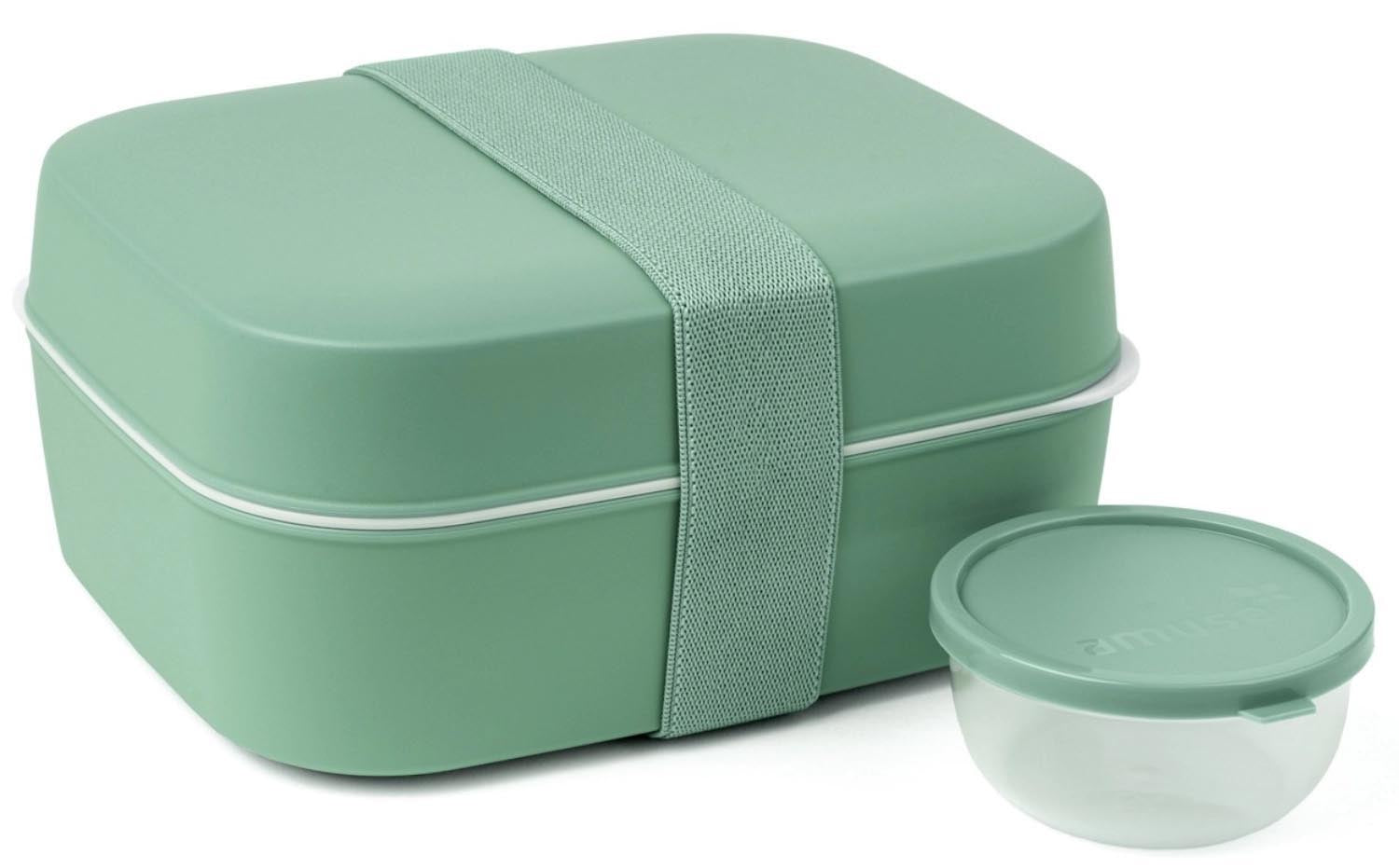 Praktische 3-in-1 Lunchbox in sanftem Sage von Amuse, perfekt für die flexible Aufbewahrung von Mahlzeiten und Snacks für unterwegs.