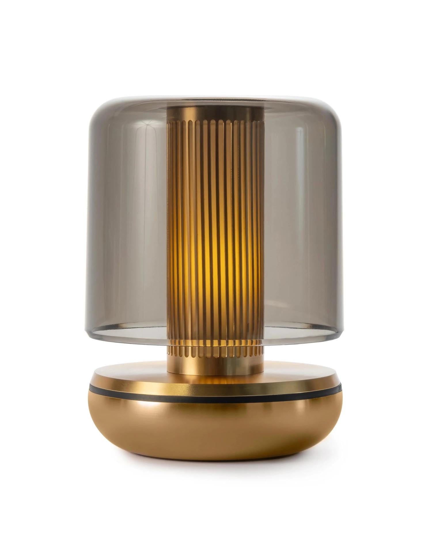 Firefly Tischlampe smoked 11.8x8.6cm gold in Gold präsentiert im Onlineshop von KAQTU Design AG. Tischleuchte ist von Humble Light