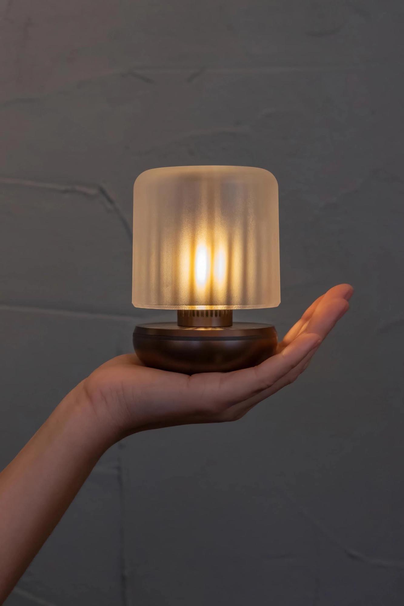 Die Firefly Tischlampe von Humble Light in Bronze, 11.8x8.6cm, bietet frosted Design und warmes Licht für stilvolle Beleuchtung.