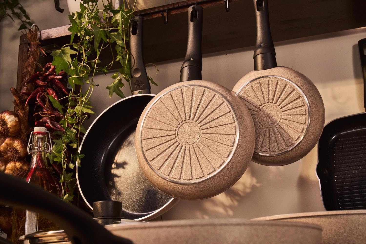 Die Ballarini Ledro Bratpfanne 20 cm überzeugt durch gleichmässige Wärmeverteilung und eignet sich perfekt für fettarmes Kochen.