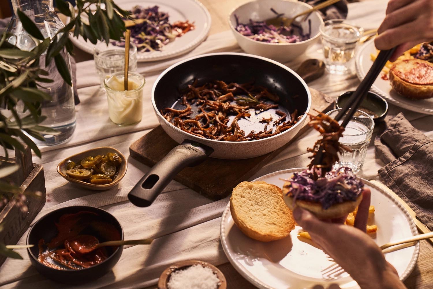 Die Ballarini Ledro Bratpfanne 24cm überzeugt mit robuster Antihaftbeschichtung und elegantem Design für müheloses Kochen.