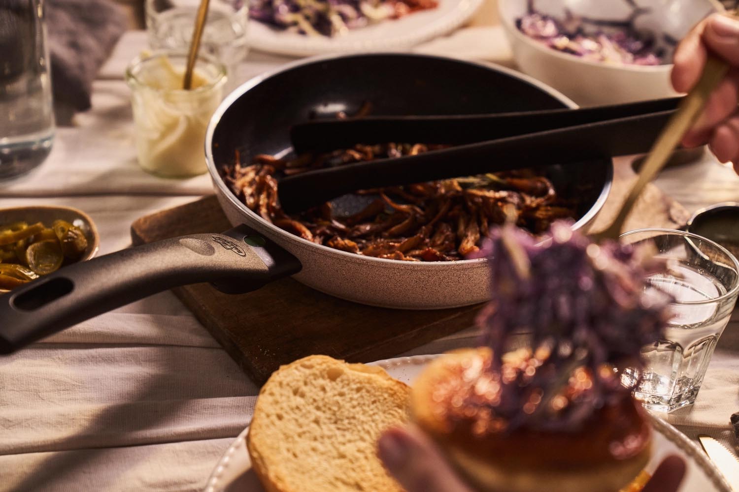 Die Ledro Bratpfanne 24cm von Ballarini bietet langlebige Antihaftbeschichtung und modernes Design für komfortables Braten.