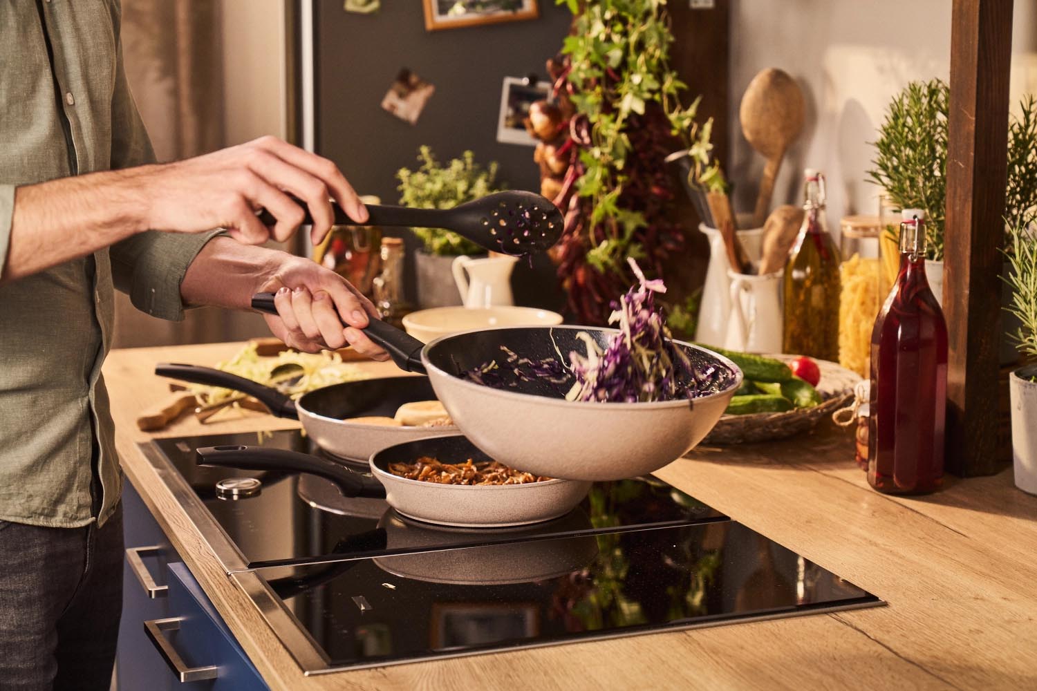 Die Ballarini Ledro Bratpfanne 24cm überzeugt mit robuster Antihaftbeschichtung und stilvollem Design für müheloses Kochen.