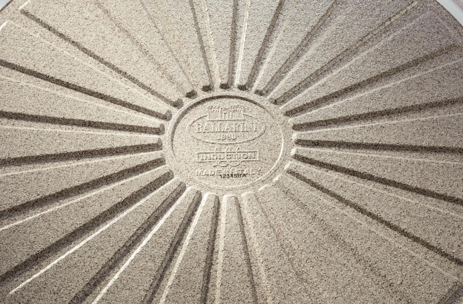 Die Ledro Bratpfanne 26cm von Ballarini überzeugt mit Antihaft-Beschichtung, optimaler Wärmeverteilung und stilvollem Design.