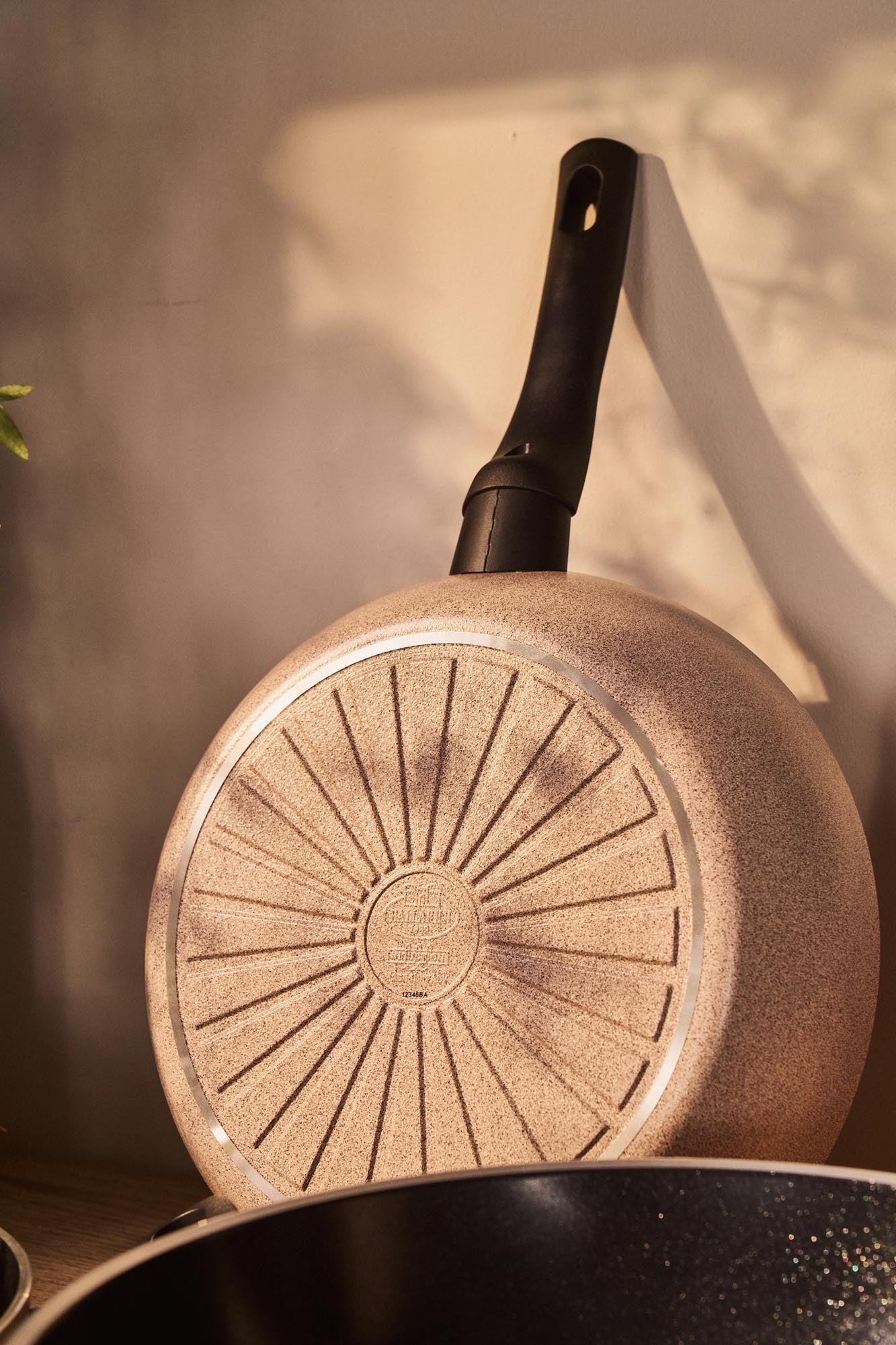 Die Ballarini Ledro Bratpfanne 28cm bietet Antihaftkomfort, gleichmässige Wärmeverteilung und modernes, funktionales Design.