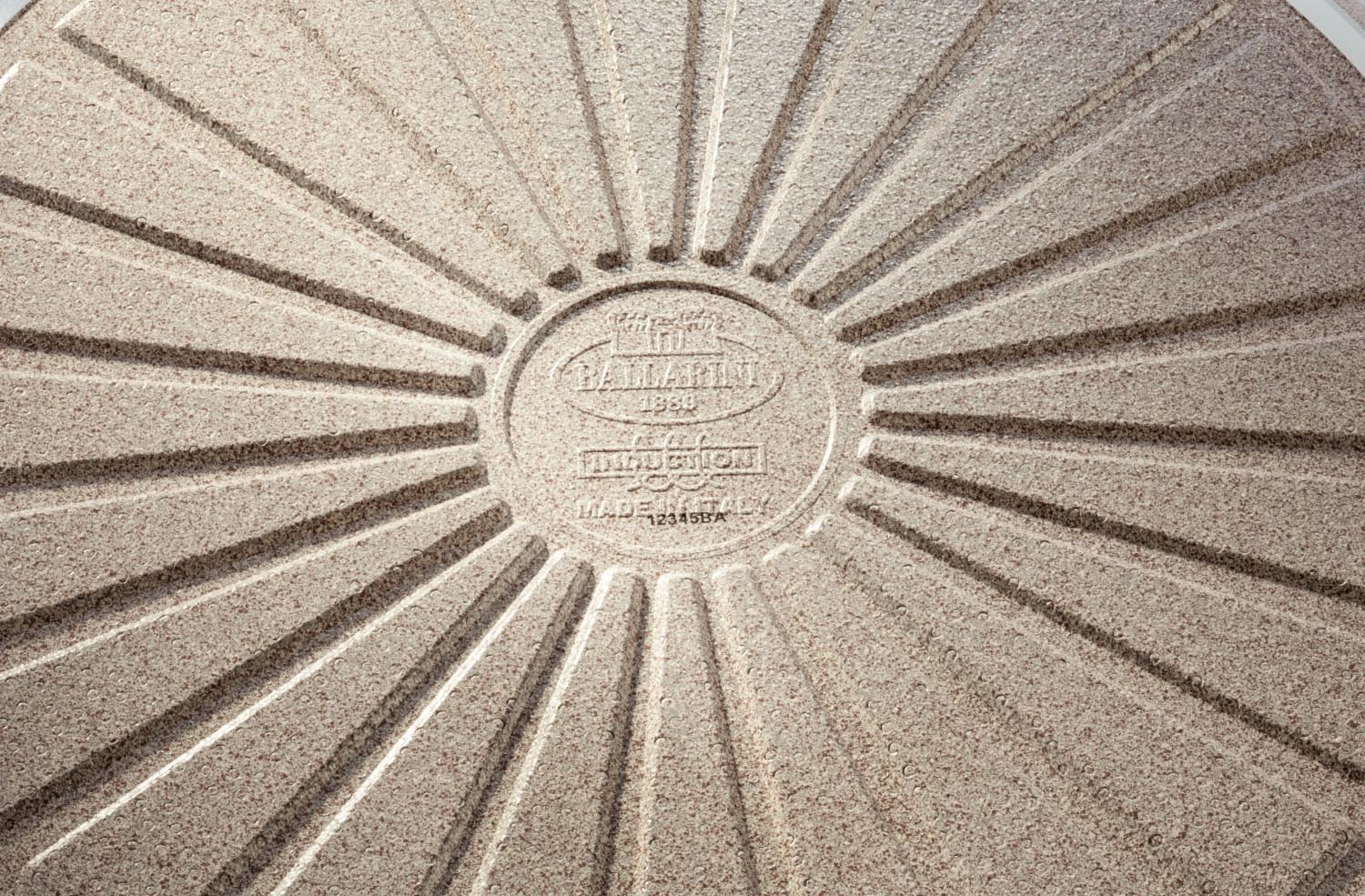 Die Ledro Bratpfanne 32cm von Ballarini überzeugt mit gleichmässiger Wärmeverteilung, robuster Antihaftbeschichtung und stilvollem Design.