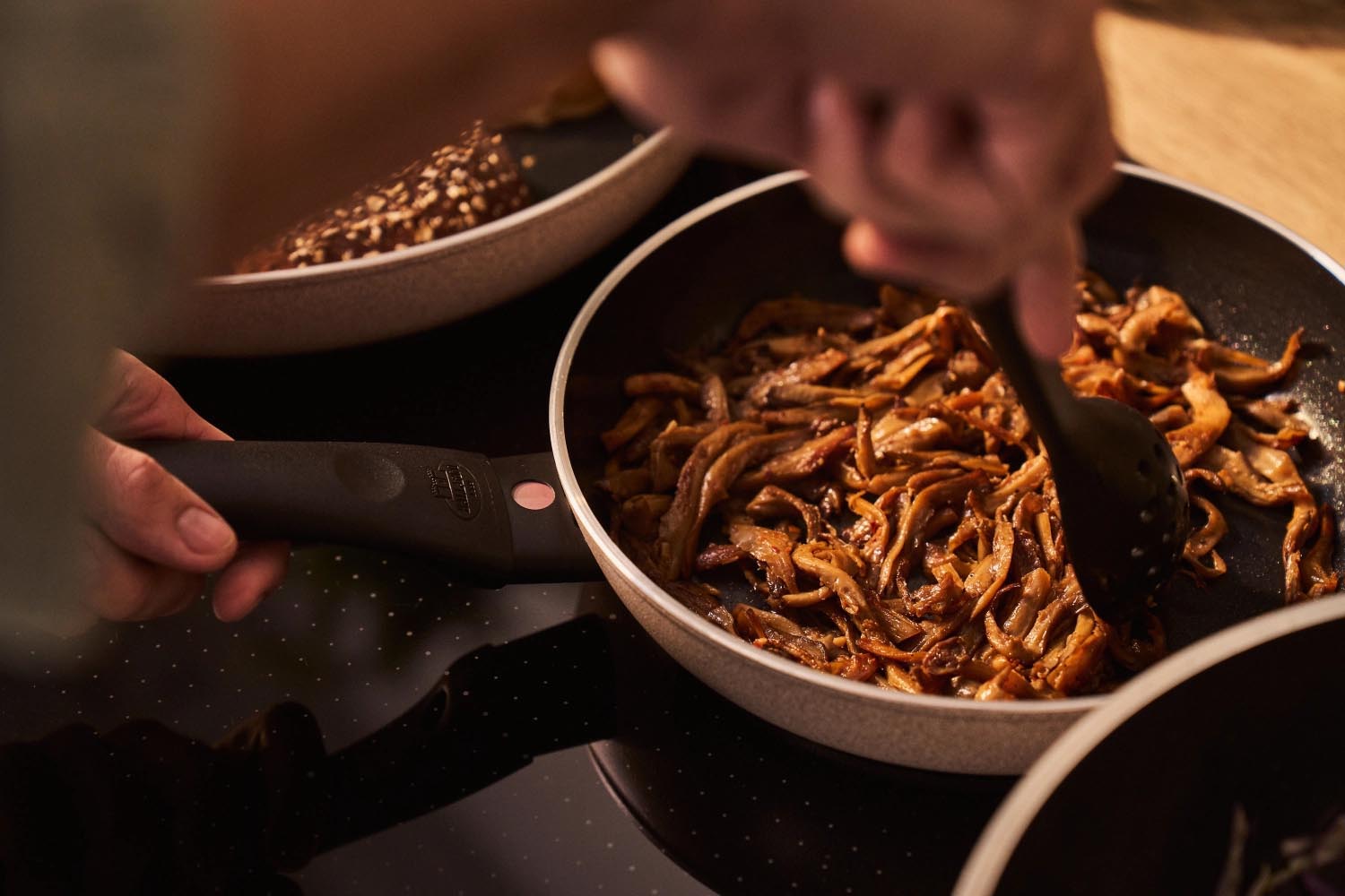 Die Ledro Bratpfanne 32cm von Ballarini überzeugt mit Antihaft-Beschichtung, optimaler Wärmeverteilung und stilvollem Design.