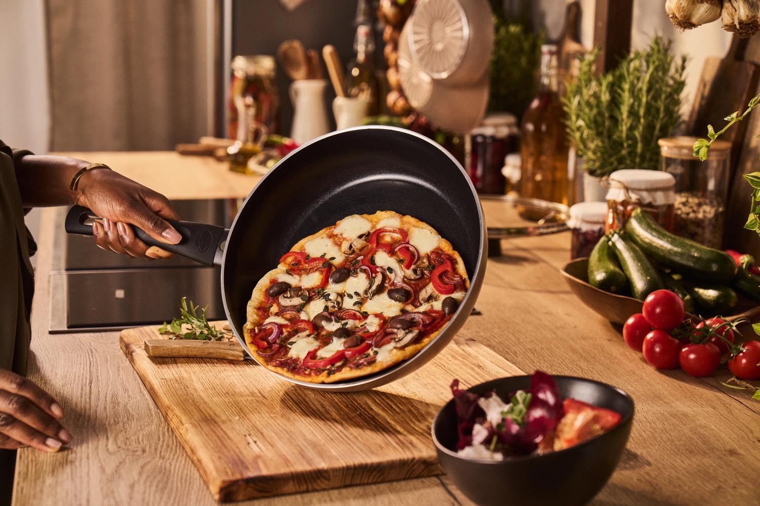 Die Ballarini Ledro Bratpfanne 32cm bietet Antihaft-Beschichtung, gleichmässige Hitzeverteilung und modernes, funktionales Design.