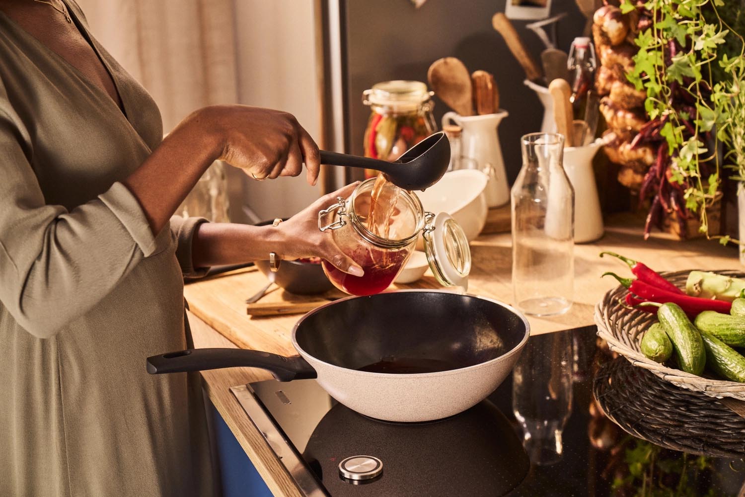 Der 28cm Ledro Wok von Ballarini bietet langlebige Antihaftbeschichtung und optimale Hitzeverteilung für perfekte Ergebnisse.