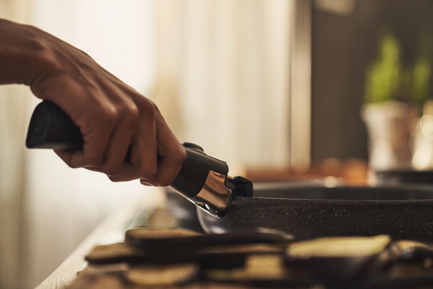 Die Ballarini Torre Bratpfanne 20 cm überzeugt mit langlebiger Antihaftbeschichtung, perfekt für fettarmes und gesundes Kochen.