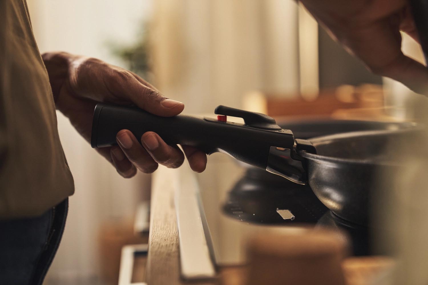 Der Ballarini Torre Griff ist abnehmbar, hitzebeständig und ideal für vielseitiges Kochen und platzsparende Aufbewahrung.