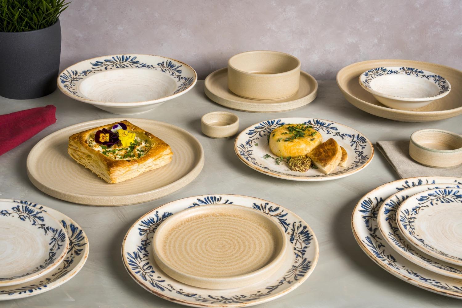 Flacher Teller (27 cm) aus der Grandma Gourmet Kollektion von Bonna, perfekt für elegante Tischdekoration und ansprechendes Servieren.