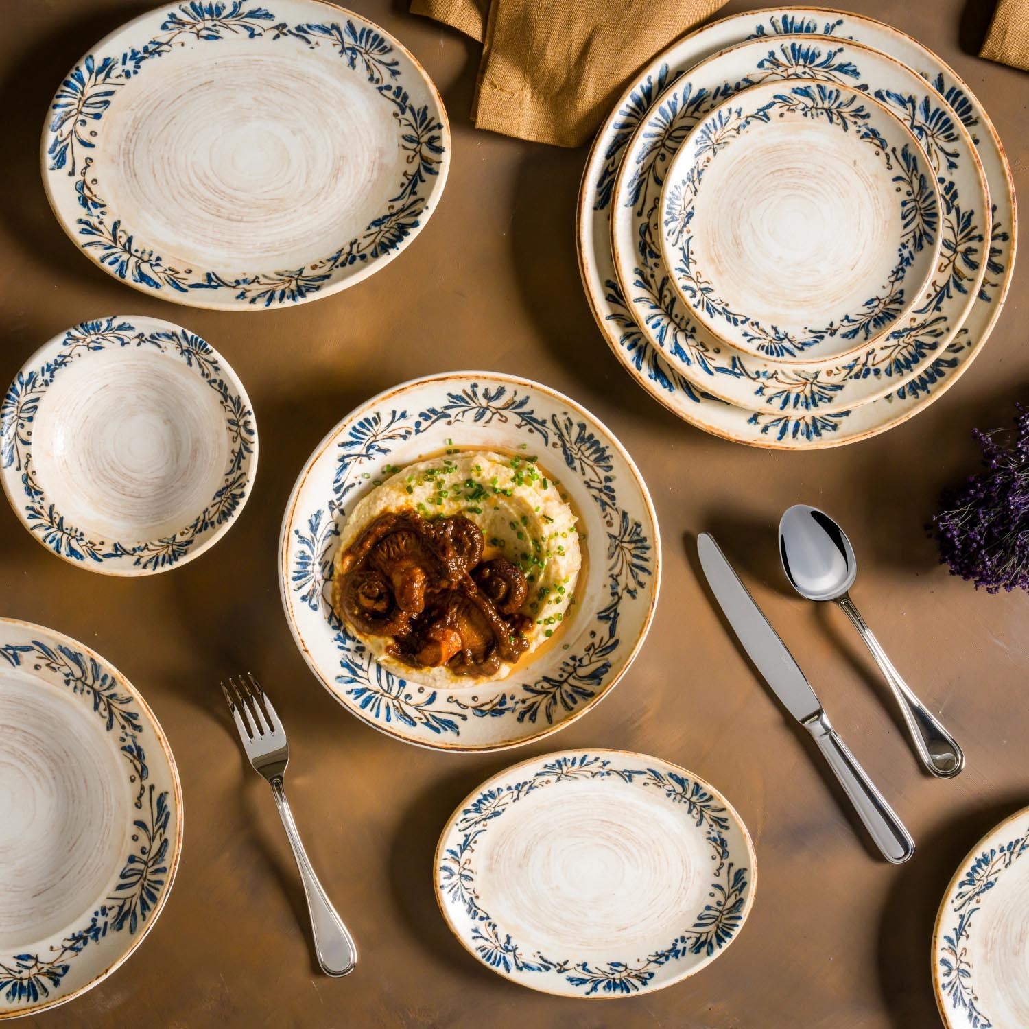 Eleganter flacher Teller (27 cm) aus der Grandma Gourmet Serie von Bonna, ideal für stilvolles Servieren und dekorative Tischgestaltung.