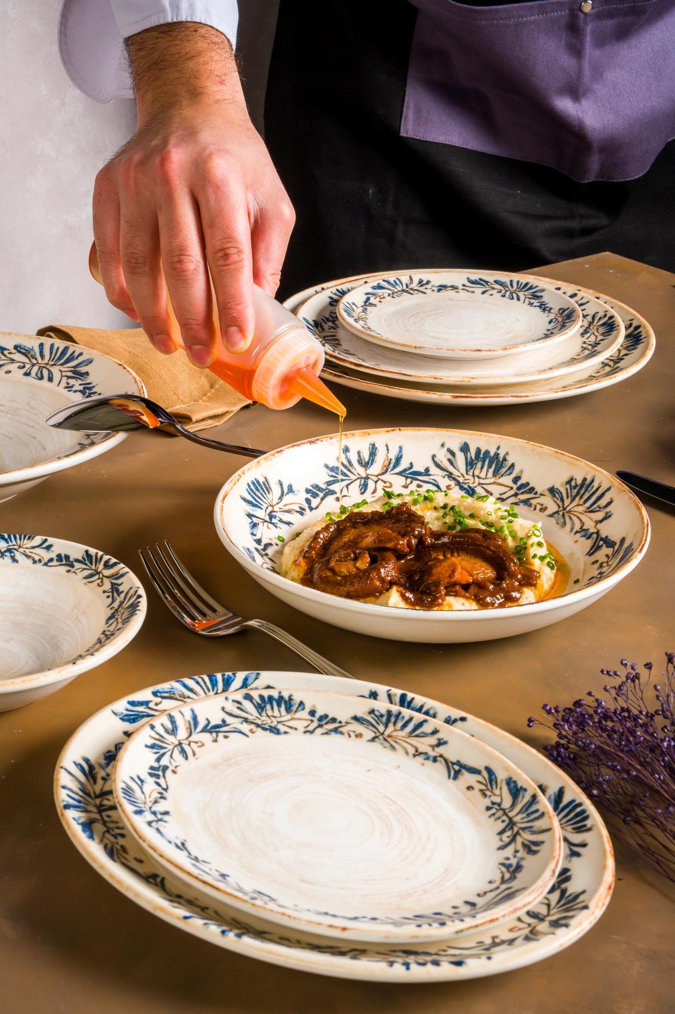 Eleganter flacher Teller (27 cm) aus der Grandma Gourmet Kollektion von Bonna, ideal für stilvolles Servieren und dekorative Tischgestaltung.