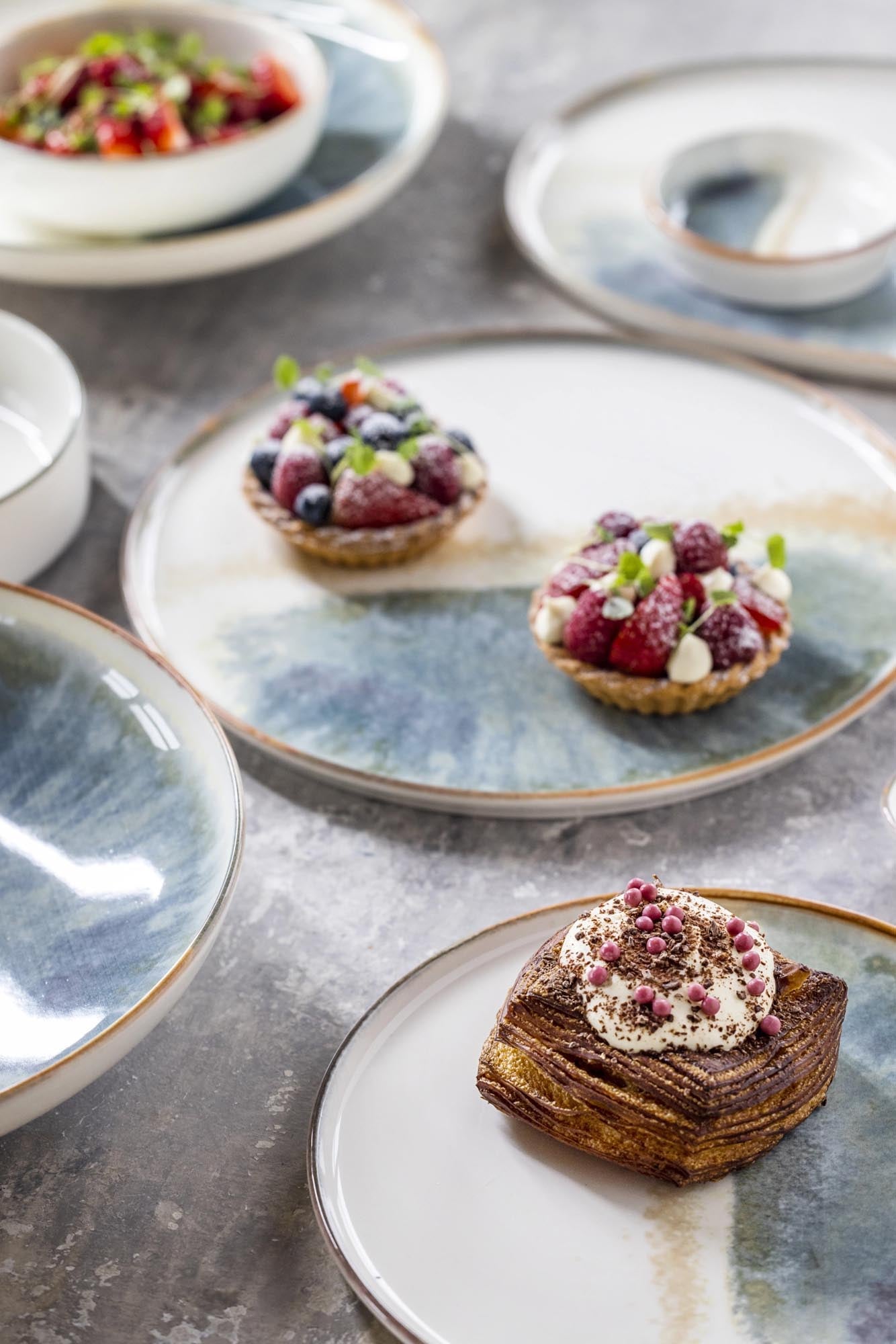 Ovaler 18 cm Teller aus der Fium Hygge Serie von Bonna, perfekt für stilvolles Anrichten und moderne Tischpräsentation.