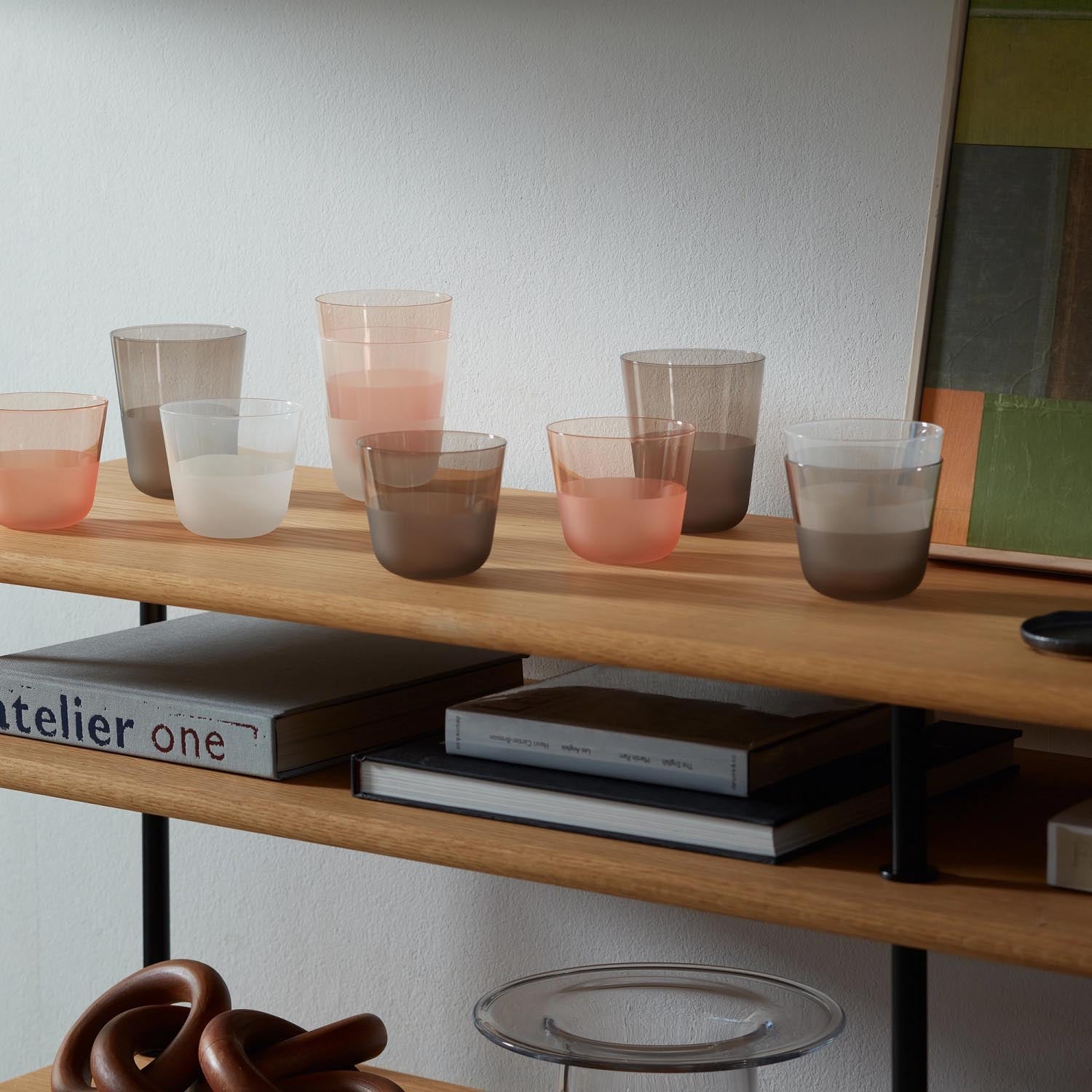 Elegantes 2er Set Arc Contrast Becher von LSA, 380ml, in erdigen Tönen, ideal für stilvolles Servieren von Getränken.