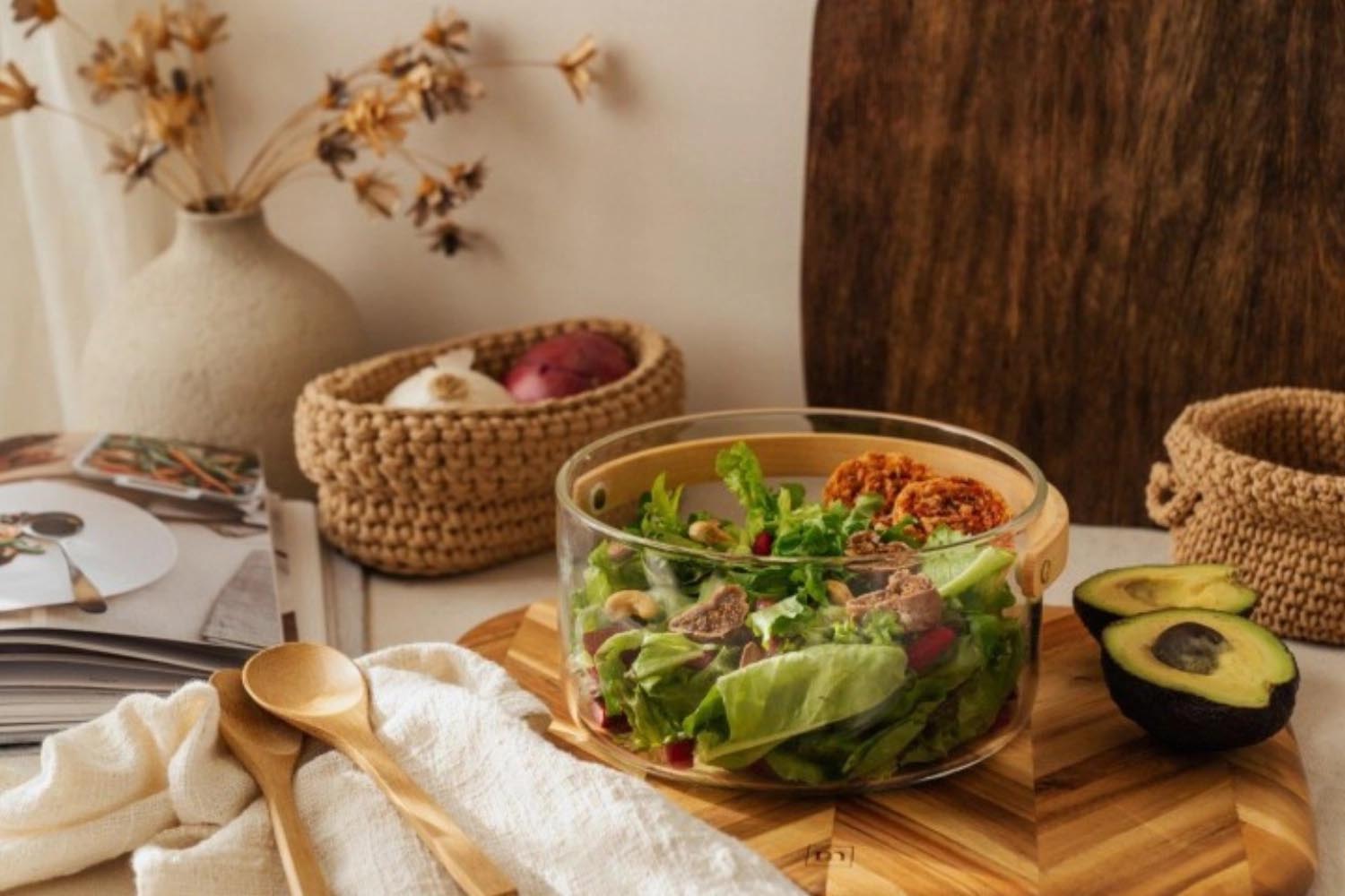 Transparente Servierschale mit Henkel von Nuts Innovations, ideal für stilvolles Servieren und Präsentieren von Speisen.