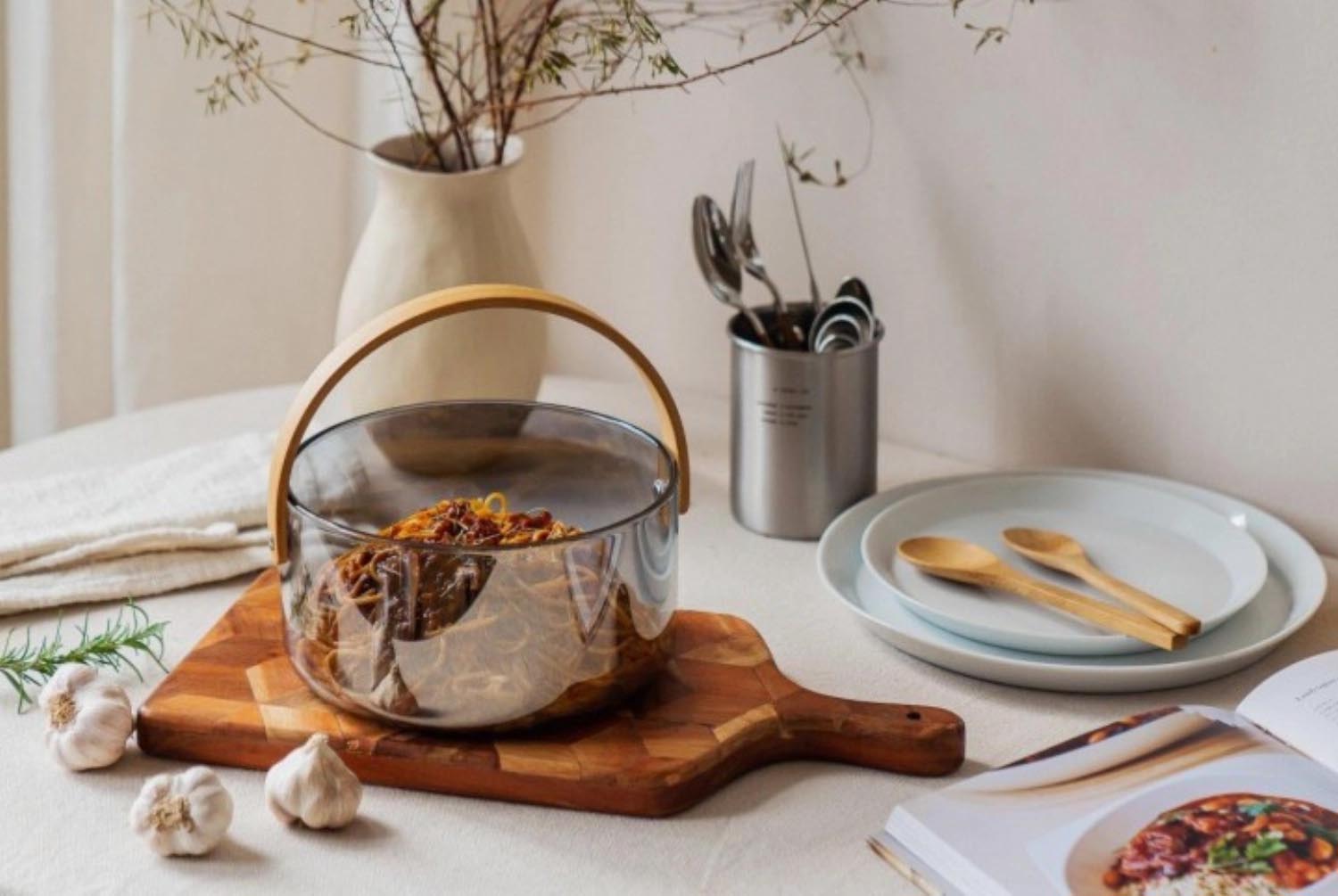 Elegante graue Servierschale mit praktischem Henkel von Nuts Innovations, ideal für stilvolles Servieren und Präsentieren von Speisen.