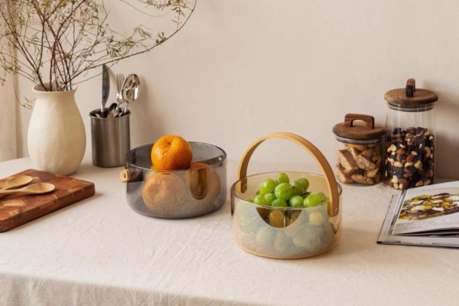 Graue Servierschale mit Henkel von Nuts Innovations, perfekt für modernes Servieren und Präsentieren von Speisen in stilvollem Design.