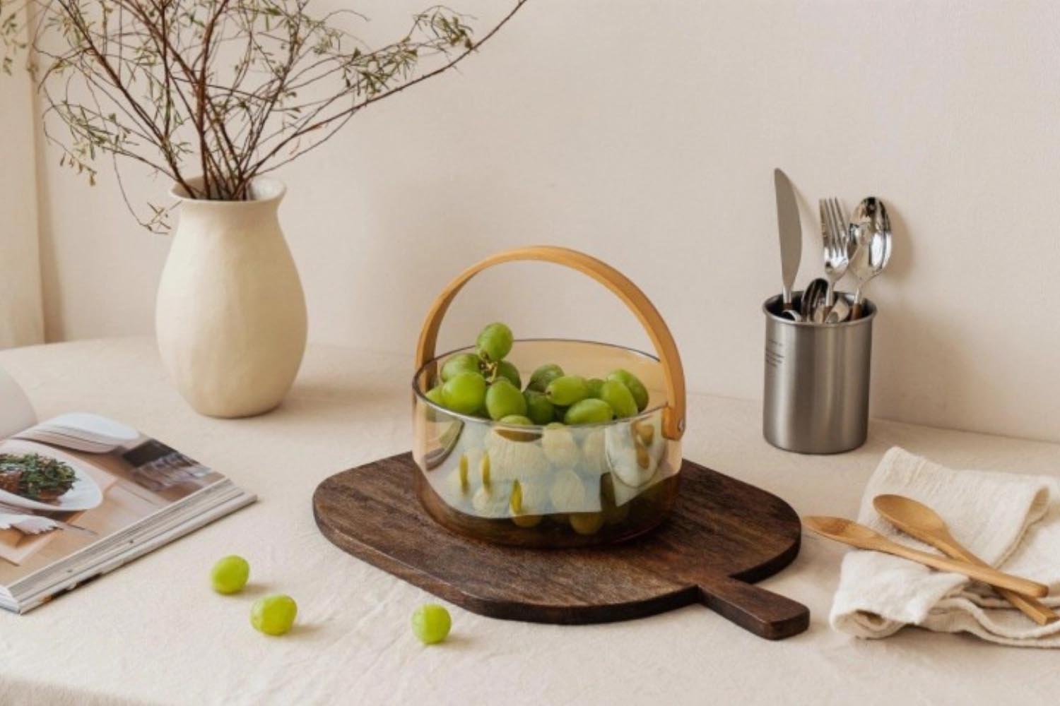 Elegante goldene Servierschale mit Henkel, ideal für stilvolles Servieren und Dekorieren, von Nuts Innovations.