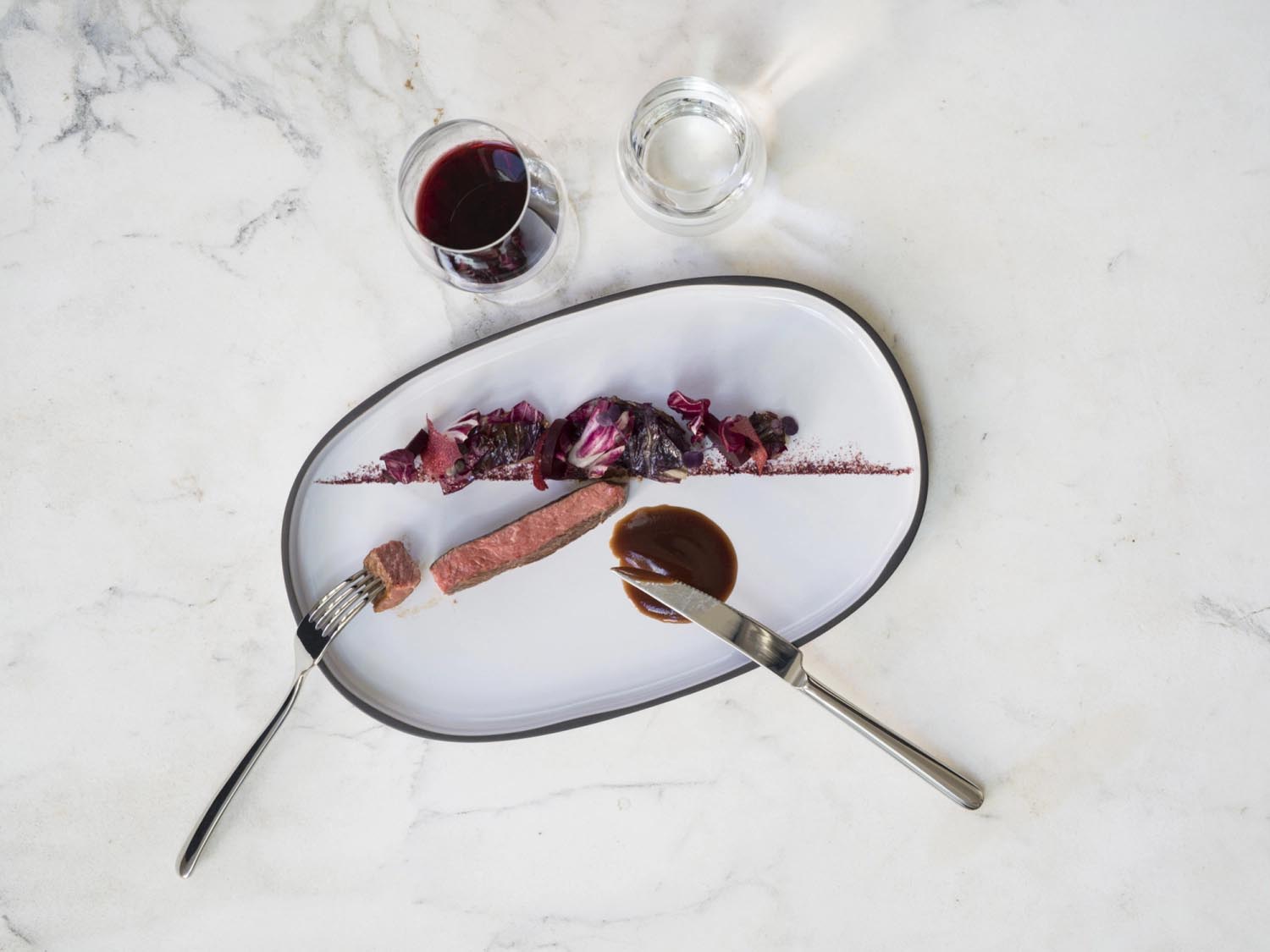 Elegante Caractère Salatschüssel von Revol, 32,5 cm, 350 ml, in Muskatnuss-Ton, ideal für stilvolles Servieren und Dekorieren.