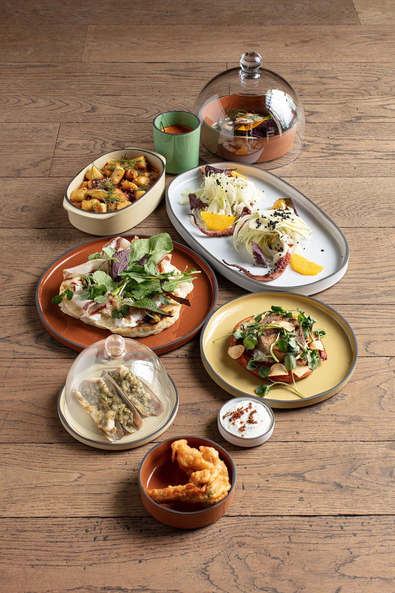 Stilvolle Caractère Salatschüssel von Revol, 32,5 cm, 350 ml, in Muskatnussfarbe, perfekt für elegantes Servieren und Präsentieren.