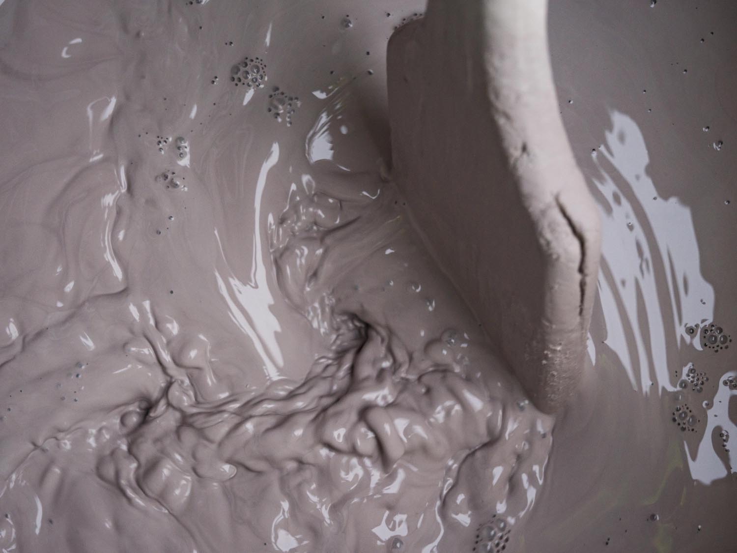 Flacher Teller Confluence D26cm in edlem Alabasterweiss von Revol, perfekt für elegante Tischarrangements.