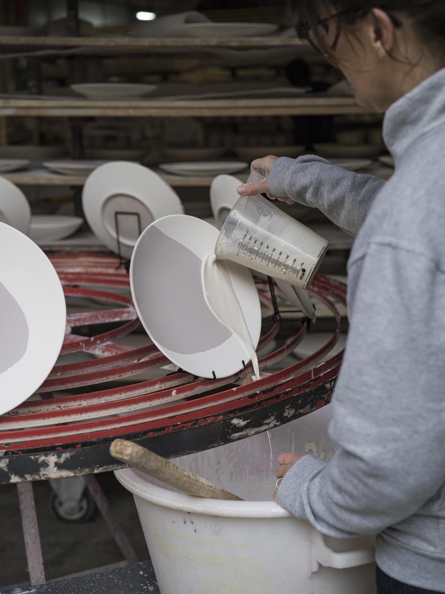 Stilvolle Confluence Teetasse 20cl mit Untertasse in kokos alabasterweiss von Revol, ideal für eleganten Teegenuss.