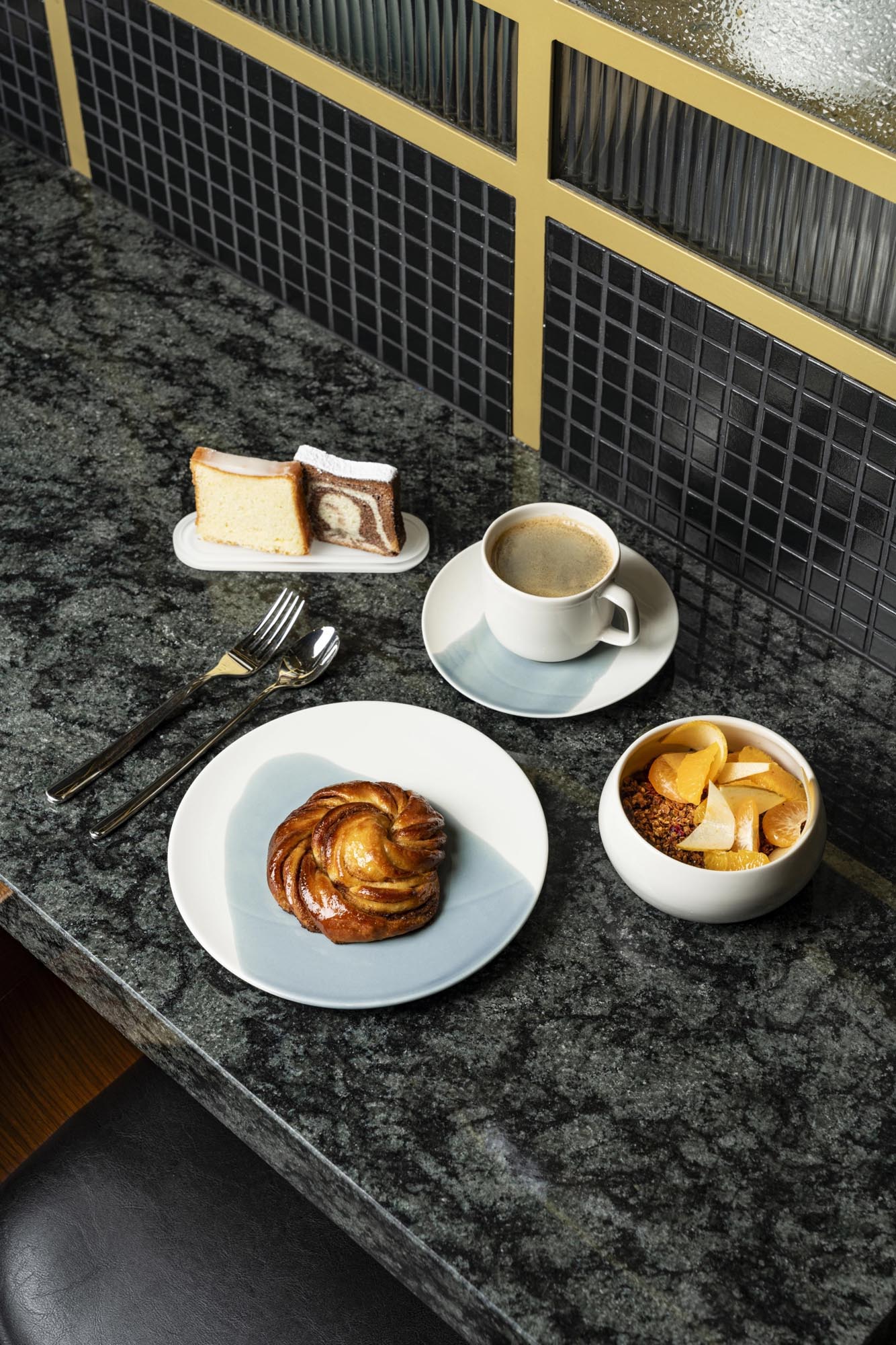 Elegante Espressotasse mit Unterteller, 8cl, in Fjord Alabaster Weiss von Revol, ideal für stilvollen Kaffeegenuss.