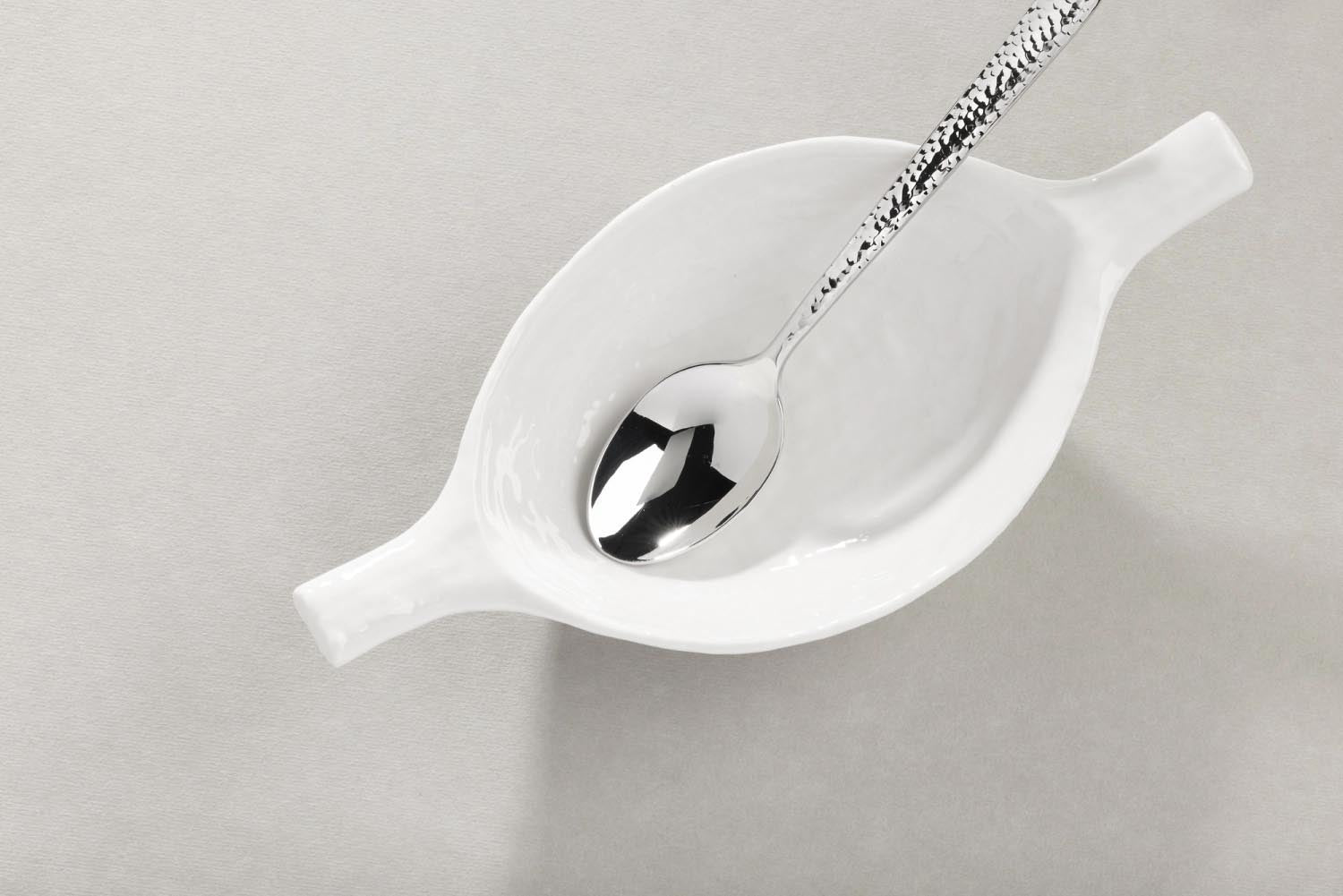 Hochwertiger Dessertlöffel aus gehämmertem Edelstahl, perfekt für elegante Tischgestaltung und besonderen Genuss.