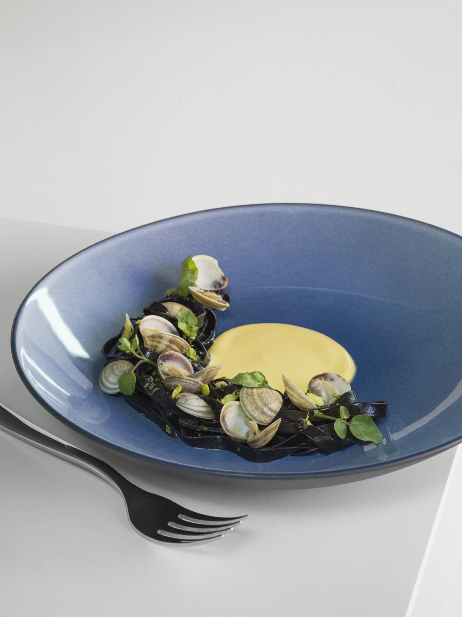 Stilvolle Equinoxe Tee Untertasse von Revol, 16 cm Durchmesser, 2,2 cm hoch, in edlem Pfeffer, perfekt für Ihre Teetassen und elegantes Tischdesign.