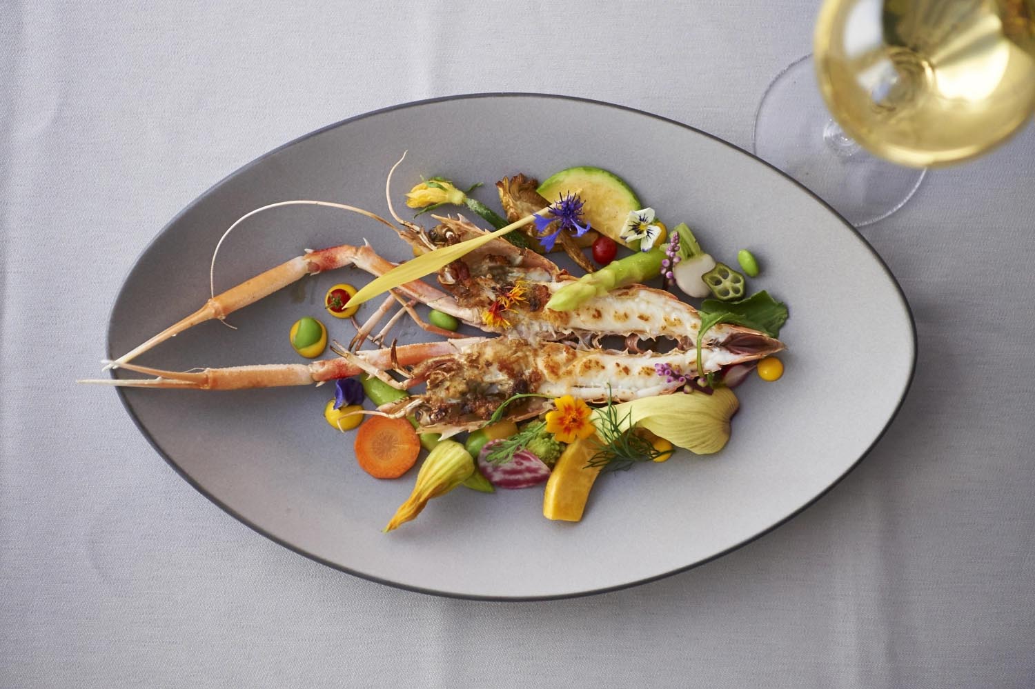 Stilvolle Equinoxe Espresso-Untertasse von Revol, 13 cm, 1,3 cm hoch, in Pfefferfarbe, perfekt für eleganten Kaffeegenuss.