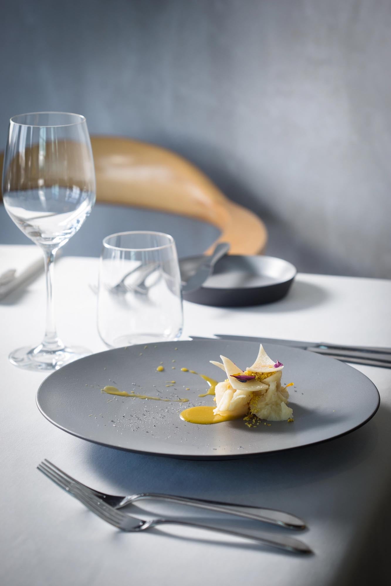 Stilvolle Zuckerdose Equinoxe von Revol, 9cm, 7.4cm hoch, 15cl, in Gusseisen-Optik, perfekt für elegante Tischgestaltung.