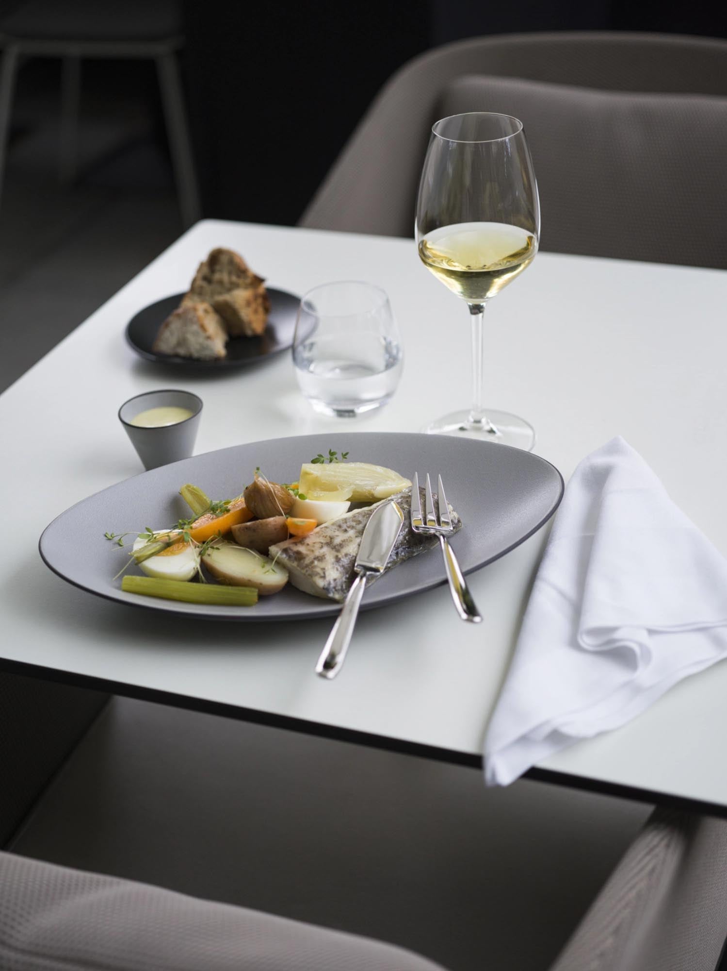 Die Equinoxe Teekanne von Revol, 75cl, in Weiss Cumulus, vereint elegantes Design mit praktischer Funktionalität für Teeliebhaber.