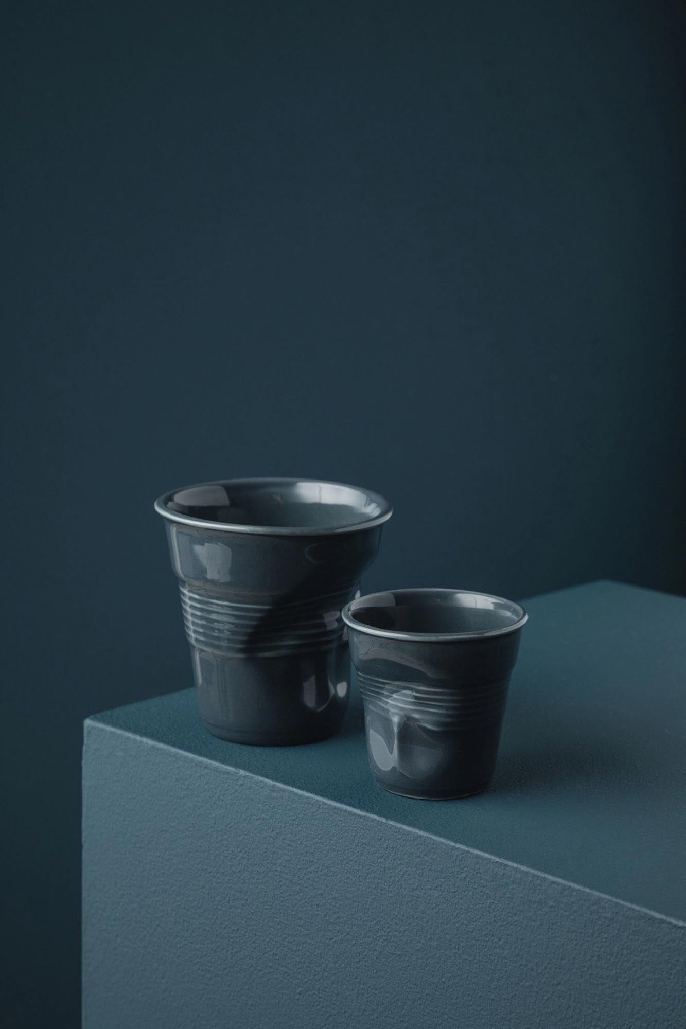 Der Froisse Knitterbecher in Gelb von Revol, 18cl, vereint modernes Design mit Funktionalität für stilvollen Cappuccino-Genuss.