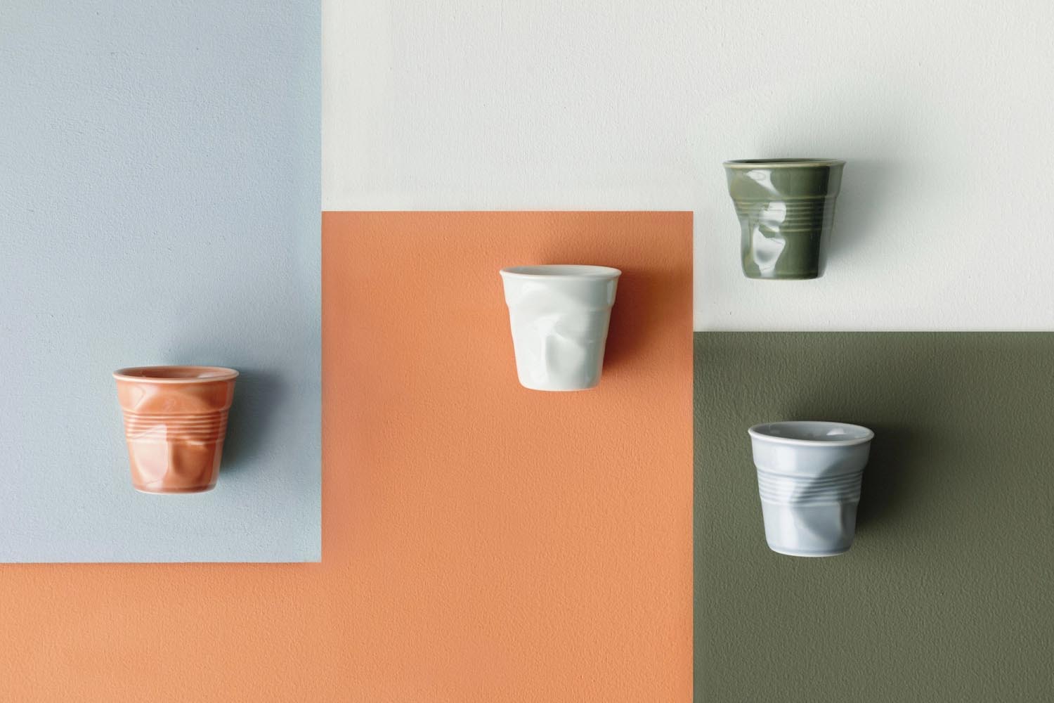 Der Froisse Knitterbecher in Gelb von Revol, 18cl, vereint modernes Design mit Funktionalität – ideal für stilvollen Cappuccino-Genuss.