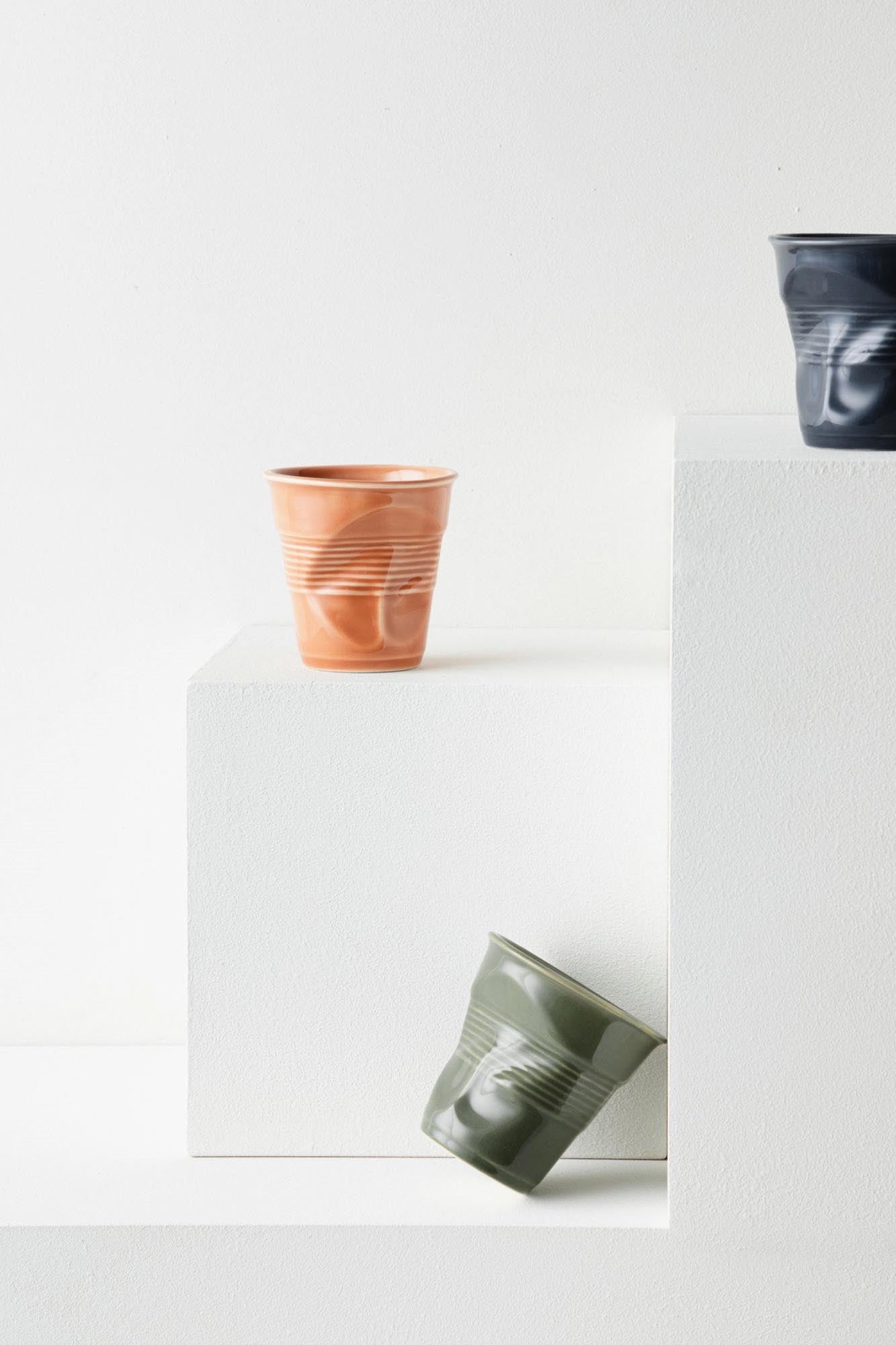 Rustikaler Froisse Knitterbecher (18cl) in erdigen Farben, perfekt für Cappuccino, vereint modernes Design mit einem gemütlichen, handgefertigten Look.