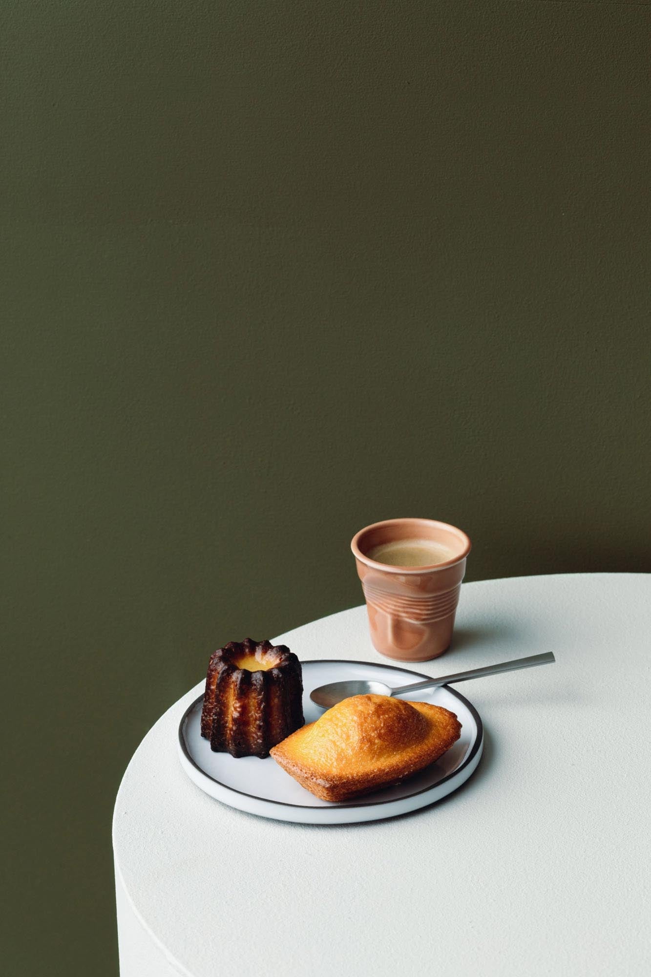 Eleganter Knitterbecher aus Porzellan, 8cl, in Havanna-Braun. Perfekt für Espresso, modernes und stilvolles Design von Revol.