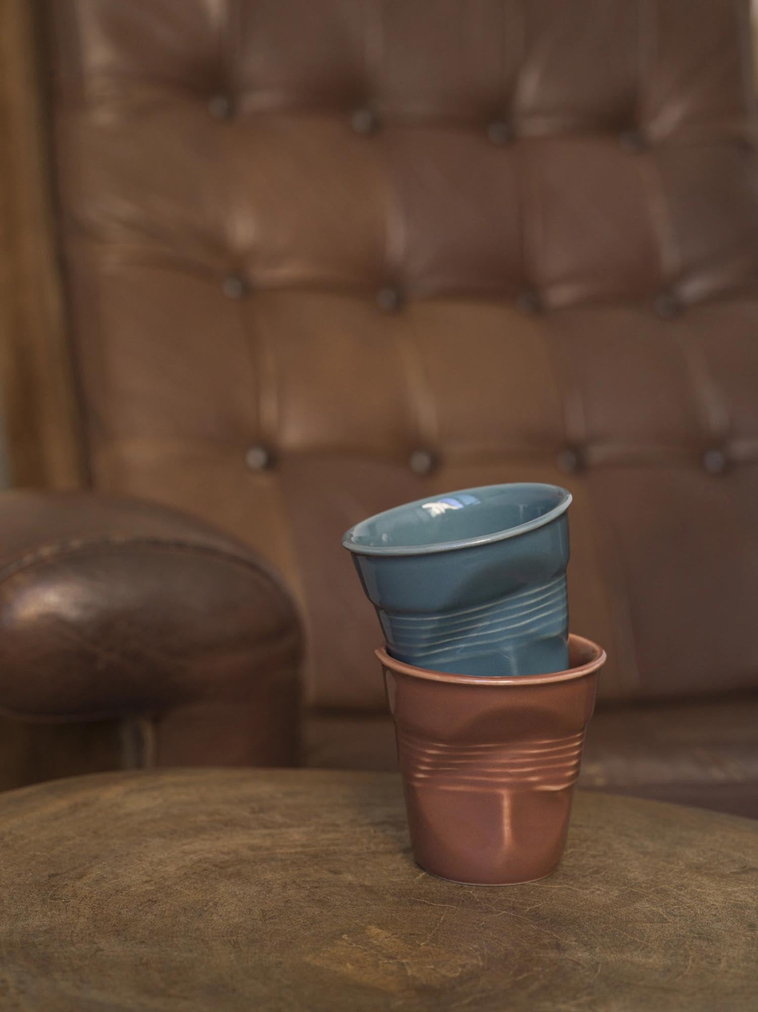 Der gelbe Froisse Knitterbecher Espresso 8cl von Revol vereint originelles Design mit erstklassiger Porzellanverarbeitung.