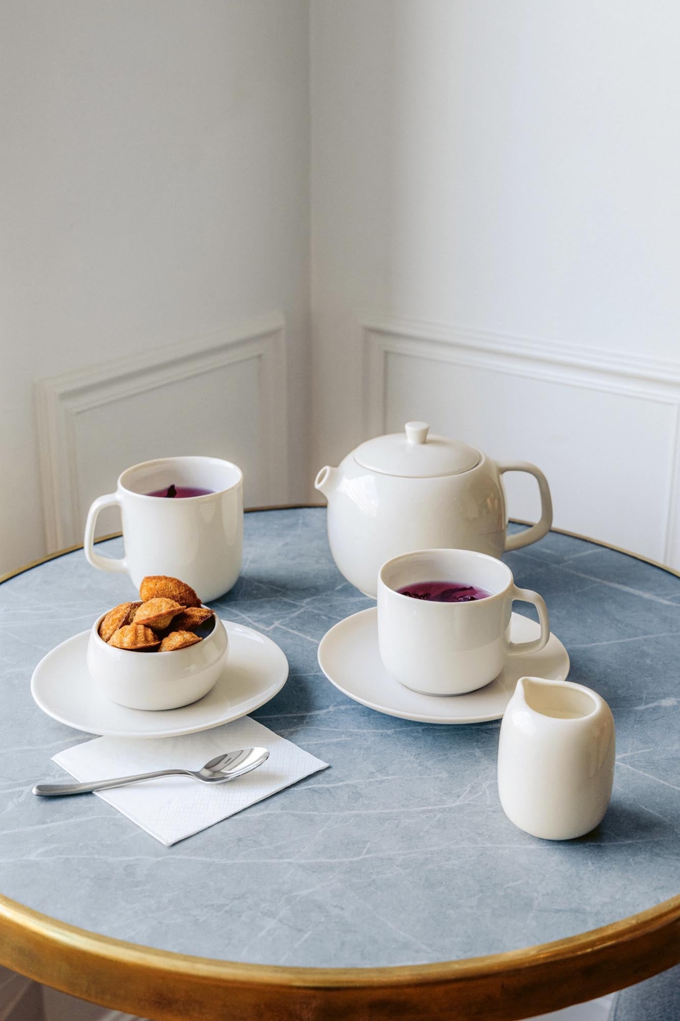 Stilvoller Kaffeebecher aus hochwertigem Porzellan, 33cl, in elegantem Alabasterweiss von Revol. Ideal für genussvolle Momente.