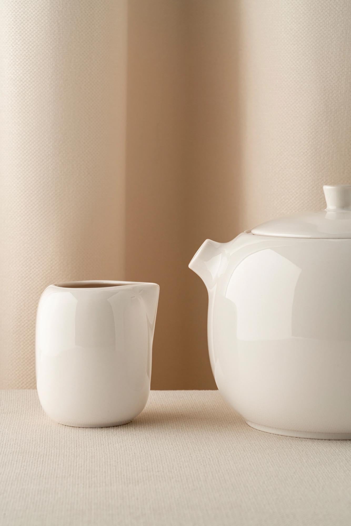 Stilvolle Madeleine Espresso Untertasse aus hochwertigem Porzellan in Alabasterweiss, 13 cm breit, 1,3 cm hoch, von Revol.