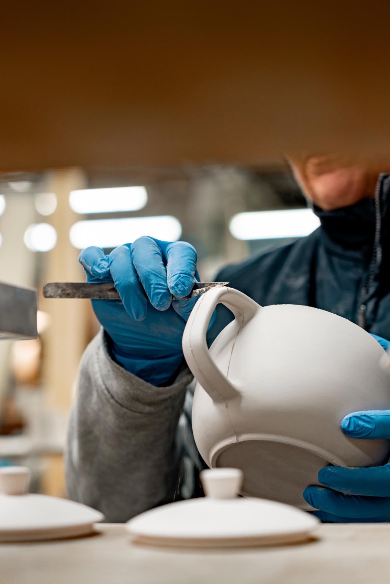 Stilvolle Teekanne aus hochwertigem Porzellan, 75cl, in elegantem Alabasterweiss von Revol. Ideal für Teegenuss und modernes Design.