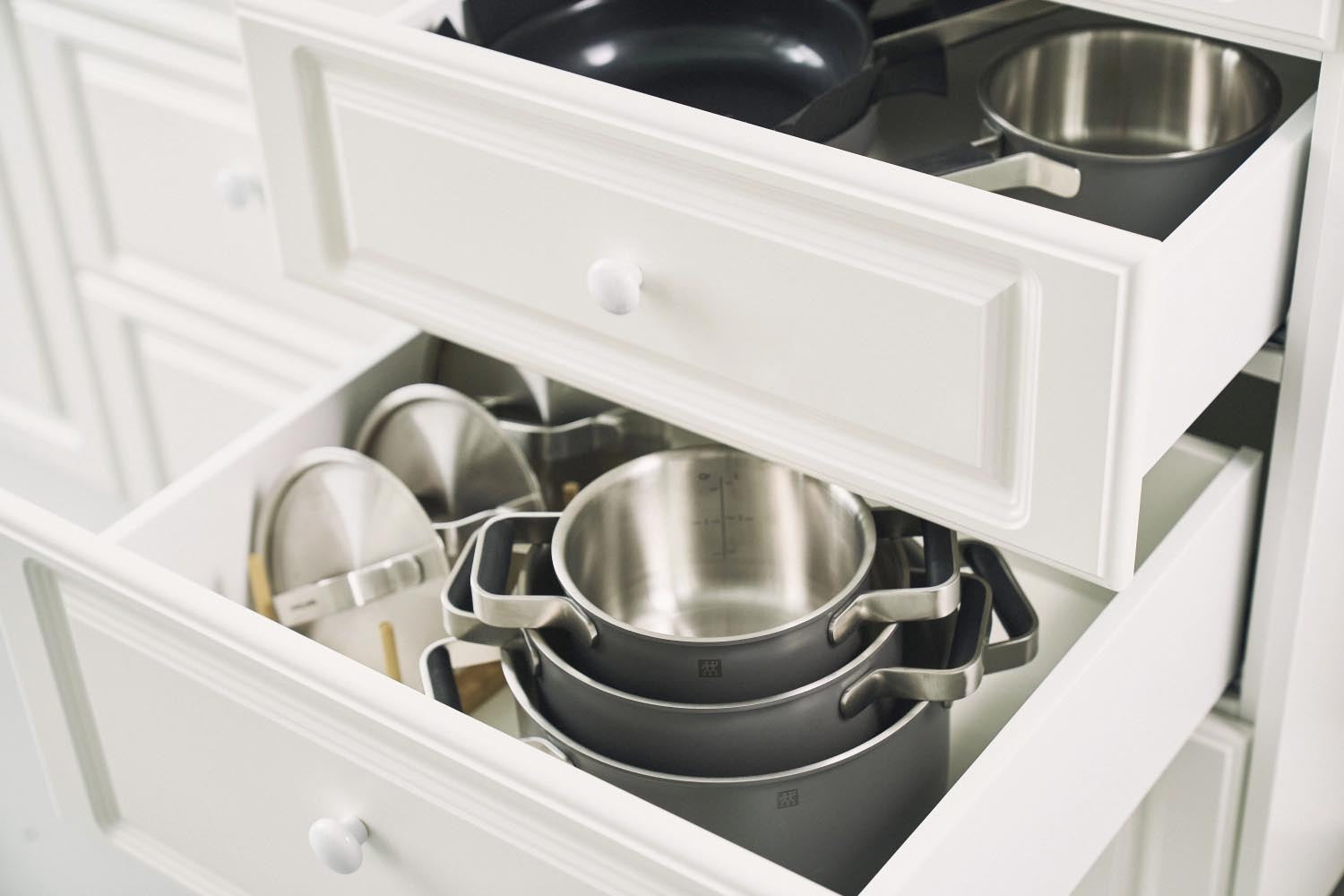 Modernes 5-teiliges Kochgeschirrset von Zwilling in stilvollem Grau, perfekt für vielseitiges und hochwertiges Kochen.