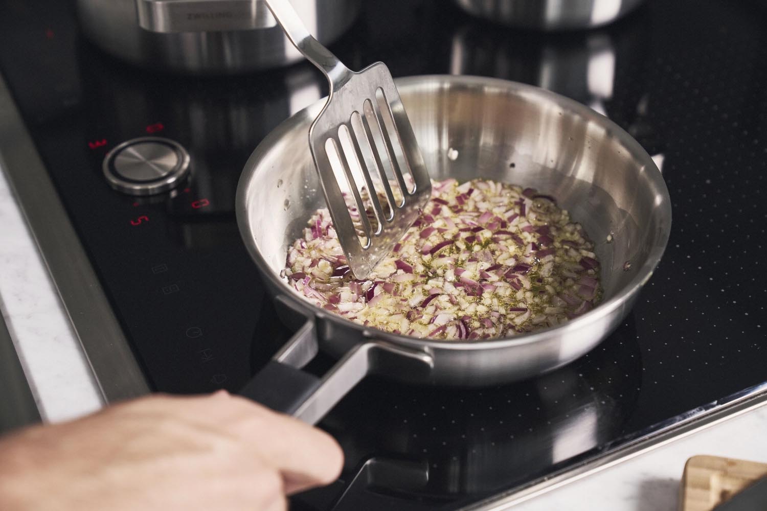 Die Zwilling Pure Bratpfanne 28cm bietet optimale Hitzeverteilung und ist ideal für gesundes und gleichmässiges Braten.